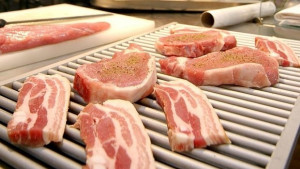 В новите етикети на месото сменят натриев хлорид със сол