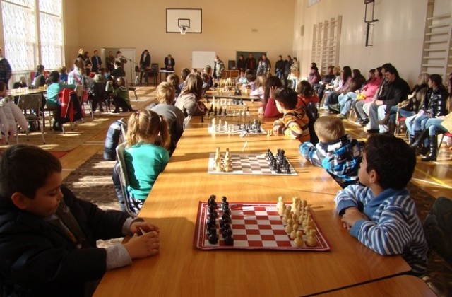 Над 100 деца играят шах в ОУ Славейков