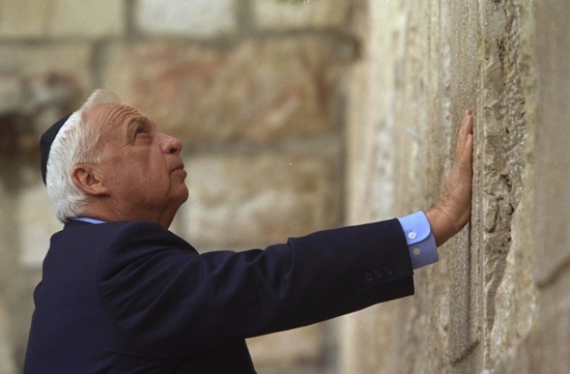 За Нетаняху Шарон е „смел войн”; палестински лидери се молят „да иде в ада”