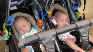 Търси се семейство за изоставени близнаци