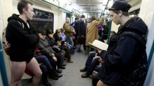 Младежи без панталони в столичното метро
