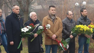 Венци и цветя пред паметника на Яворов в Благоевград