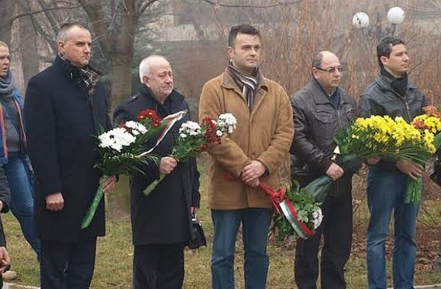Венци и цветя пред паметника на Яворов в Благоевград