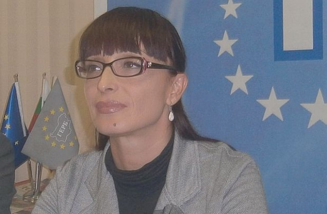 Савеклиева: Партийното кадруване е основната работа на депутатите от БСП