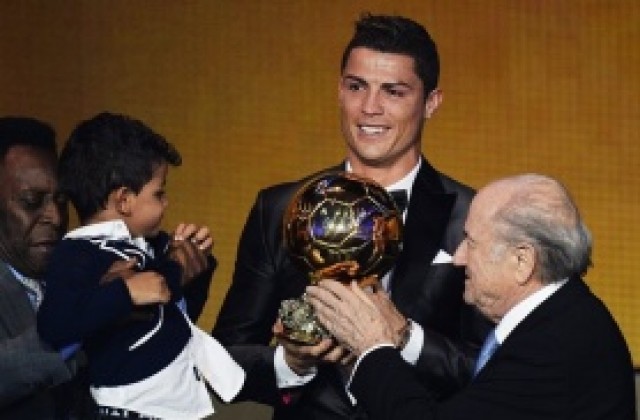 ВИДЕО: Кристиано Роналдо е новият носител на Златната топка!