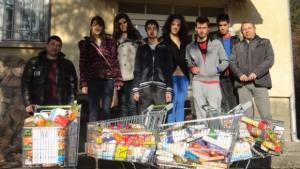 Младежите от защитеното жилище в с Поповци получиха дарение от