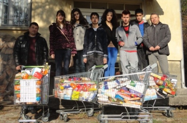 Младежите от защитеното жилище в с. Поповци получиха дарение от габровци