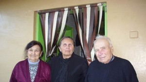 Жители на Белгун опитват да спасят ценни икони