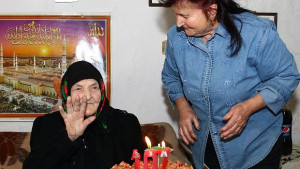 Подариха 2 тона дърва на 107годишна рожденица в Разградско