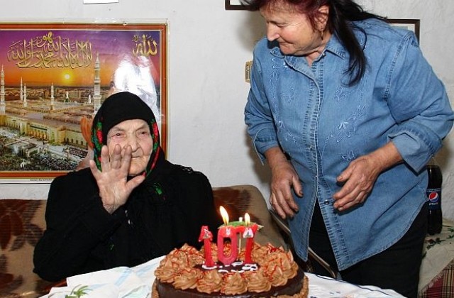 Подариха 2 тона дърва на 107-годишна рожденица в Разградско
