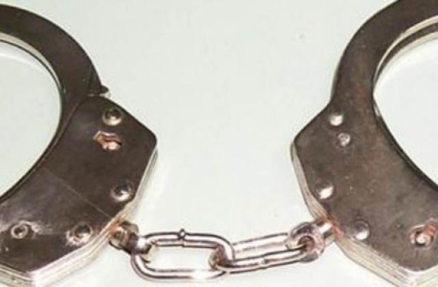 Арест за двама мъже и жена, задигнали тръби от строителен обект