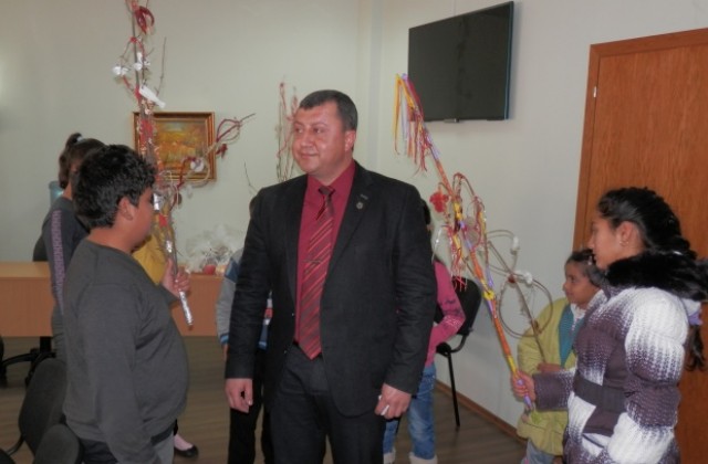 Деца сурвакаха за Василица в Павликени