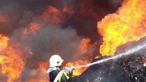 Пожарникари с учение на кея