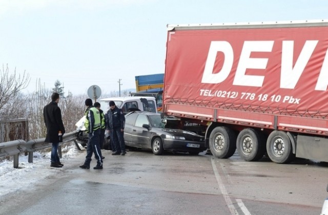 Условна присъда за водач, причинил смъртта на друг във верижна катастрофа край Килифарево