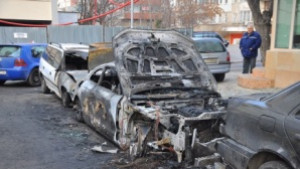 Късо съединение подпали паркирано Ауди пострадаха и съседни коли