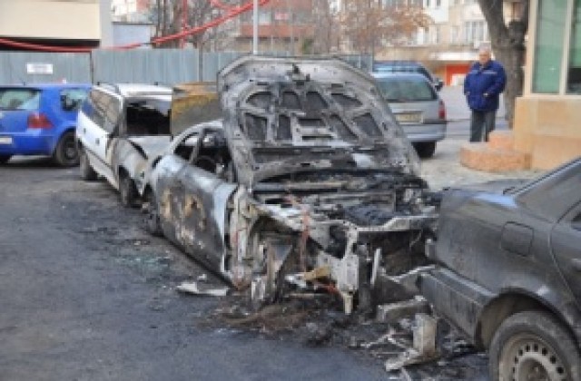 Късо съединение подпали паркирано Ауди, пострадаха и съседни коли