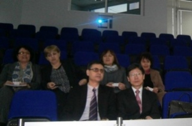 Посланик Шин Менг-хо посети Медицинския университет