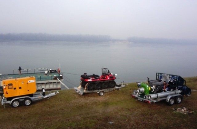 Оборудват пожарните служби с 400 нови коли и техника