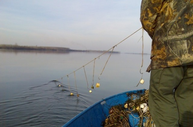 Извадиха забранени уреди за улов на есетрови риби