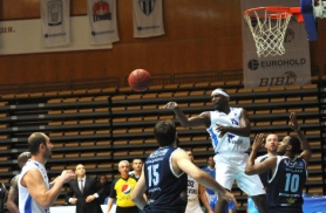 СНИМКИ: Пак мъка за Левски, измъкна се срещу косовари с продължение