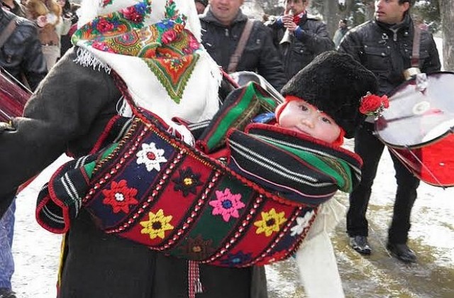 Играят бабино хоро в Разлог