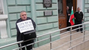 Варненец плаши с безсрочен клозетен протест
