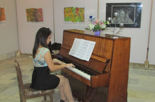 Ученичка със самостоятелен клавирен концерт във В. Търново