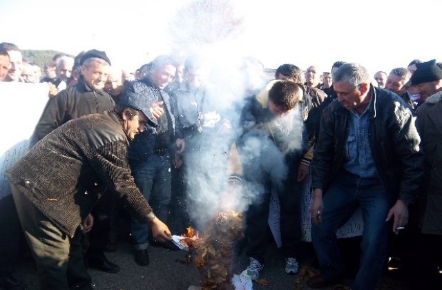 Производители от Гоцеделчевско ще палят тютюневи бали в знак на протест