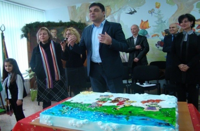 Знаме и торта от община Димитровград за Райна Княгиня