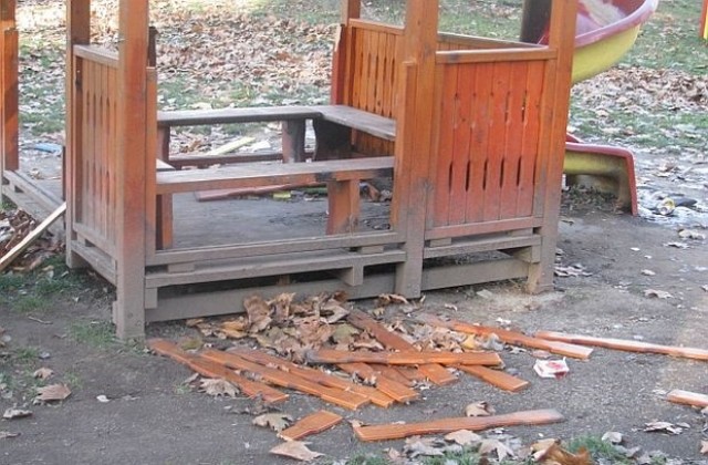 Вандали разрушиха детска площадка в Банско