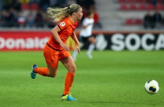 Арсенал привлече секси футболистка за женския си отбор, Подолски е доволен