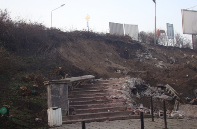 Събориха стълбите до Водната кула в Димитровград