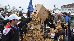 Над 1000 тютюнопроизводители са блокирали пътя при Горно Дряново