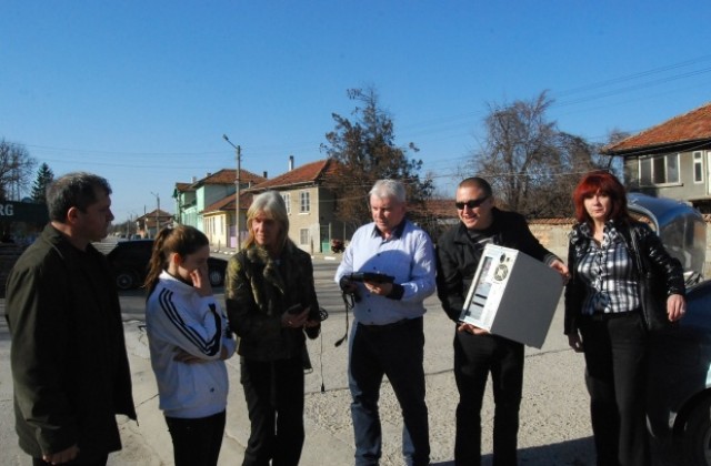 От ГЕРБ сбъднаха мечтата на близнаците Лора и Виктор да имат собствен компютър