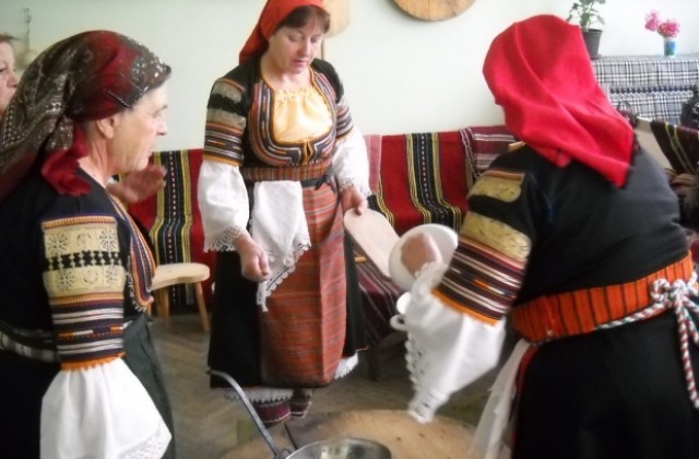 Пресъздават обичая Бабинден в Шишковци и Грамаждано