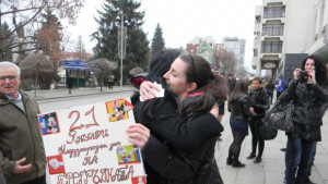 Ученици раздаваха прегръдки в центъра на Велико Търново