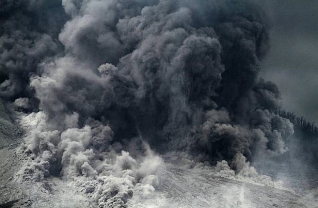 Вулкан на Камчатка отново изригва пепел