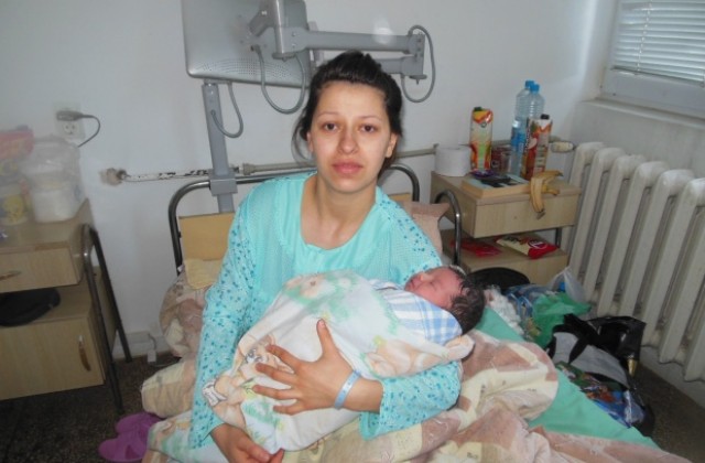 С две бебета посрещнаха Бабинден в кюстендилската болница
