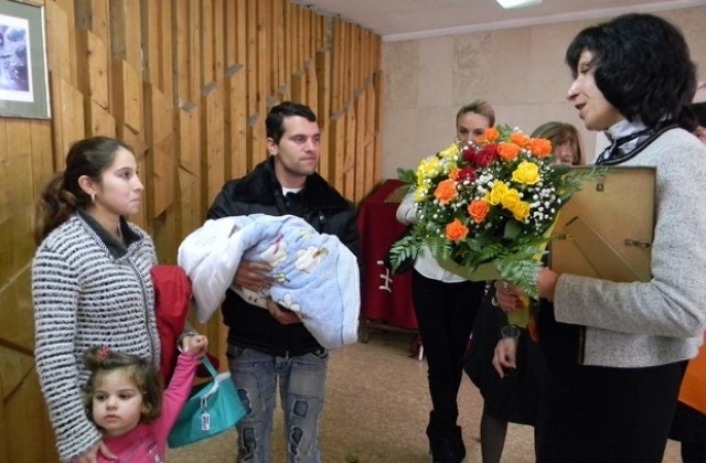 Орисаха Даниела - първото бебе на годината във Велико Търново