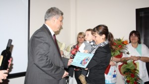 Наградиха победителите във фотоконкурса за бебета родени през 2013 г