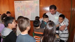 Ученици прегърнаха кмета на Елена