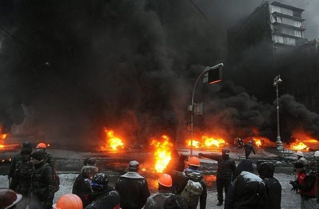 Киев се превърна в бойно поле, сблъсъците взеха жертви (СНИМКИ)