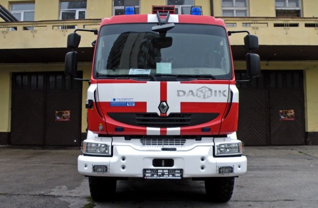 Автомобил изгоря напълно