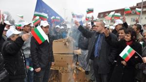 Тютюнопроизводители решават дали да блокират граници и пътища