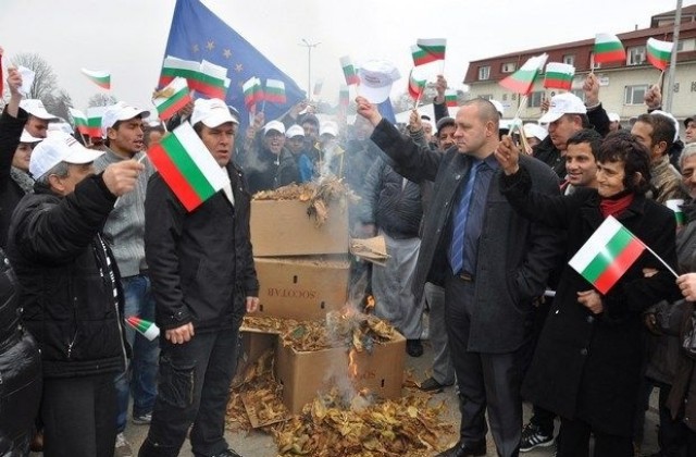 Тютюнопроизводители решават дали да блокират граници и пътища