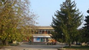 Уволняват учител за блудство директорката на училището също