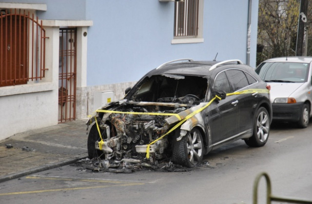 Луксозен автомобил горя на ул. Цветарска