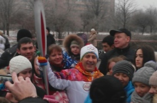 Генералният секретар на БОК бяга с олимпийския огън за Сочи