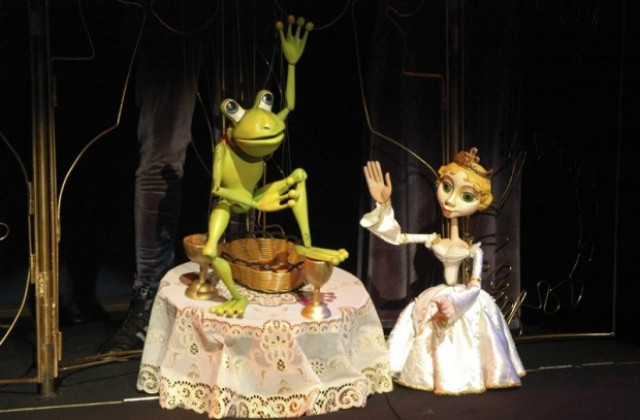 Великотърновските деца посрещат Жабокът цар