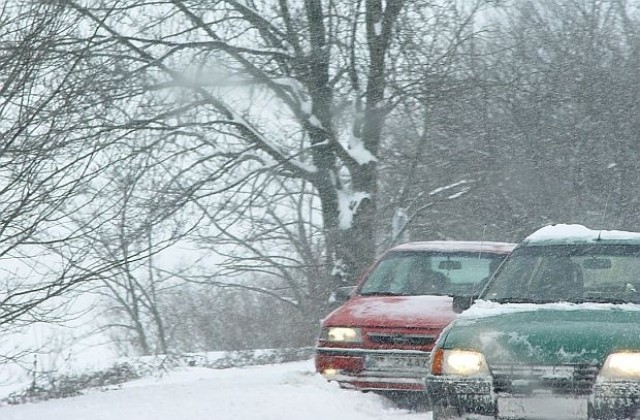 АПИ към шофьорите: Тръгвайте на път само с коли, подготвени за зимата